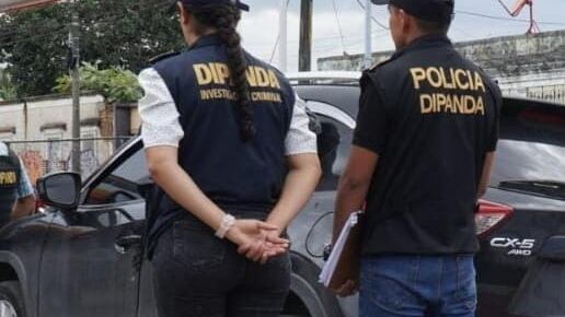 Las diligencias se desarrollan en el parqueo de una gasolinera. Foto: PNC