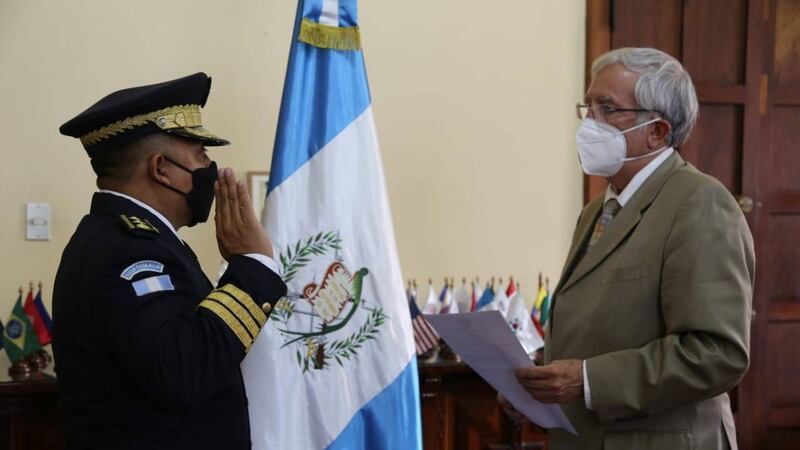 Ministro de Gobernación juramenta a José Antonio Tzubán como nuevo director de la PNC