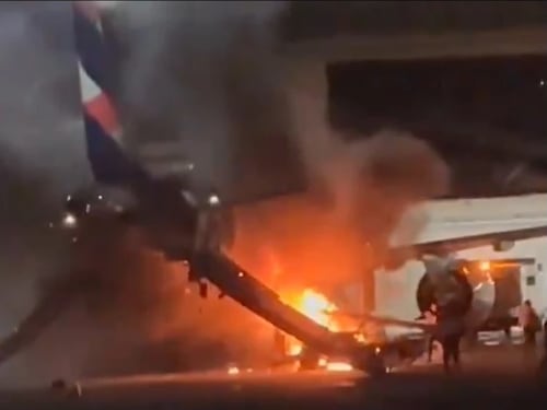 VIDEO. Momentos de terror en Brasil al evacuar un avión en llamas