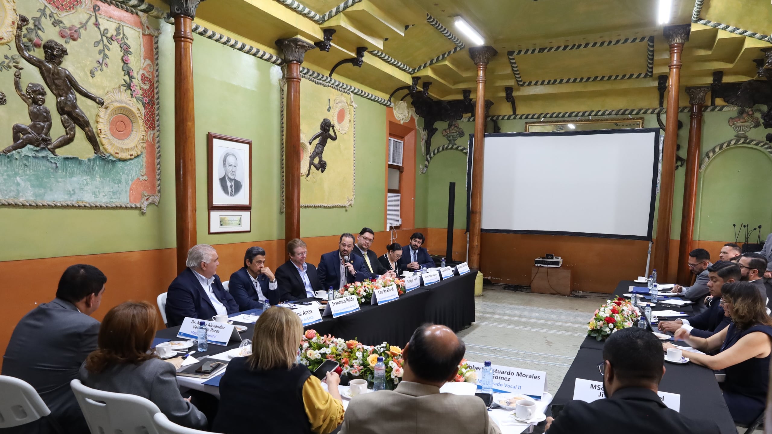 Magistrados del TSE durante la reunión de trabajo con representantes de Asíes y el Cacif.