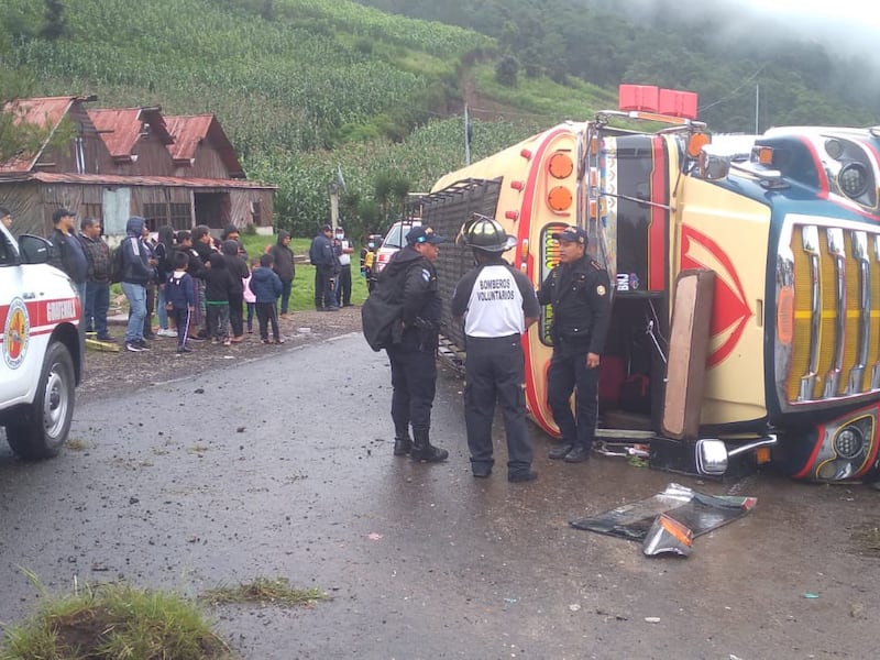 Bus extraurbano vuelca en ruta Interamericana y deja varios heridos