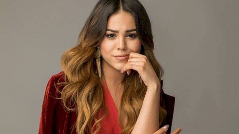 Saliendo del agua como sirena, captan a Danna Paola en la grabación de su nuevo video