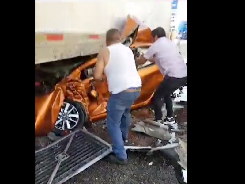 VIDEO. Tráiler arrolla un auto y conductor sale ileso de milagro