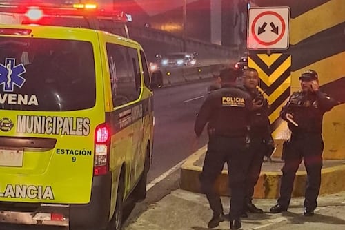 Hombre posiblemente ebrio cae de paso a desnivel del Obelisco