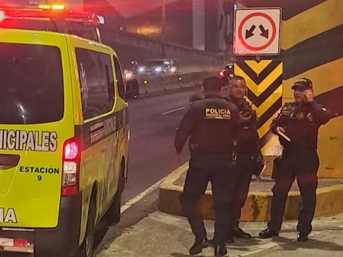 Hombre posiblemente ebrio cae de paso a desnivel del Obelisco