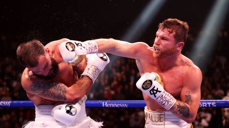 VIDEO. ¡Canelo histórico! Se convierte en campeón indiscutible en la categoría de peso supermediano