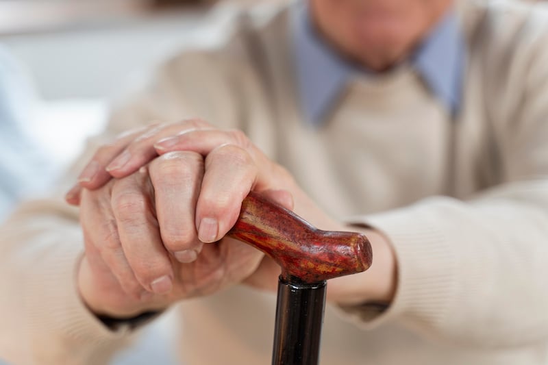 La importancia de los cuidados durante la vejez radica en garantizar su bienestar y calidad de vida, proporcionándoles apoyo emocional, social y físico. Foto: Freepik.