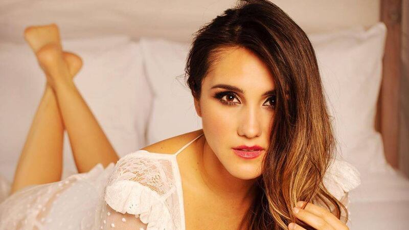 Dulce María presume su voluptuosa pechonalidad con pronunciado escote