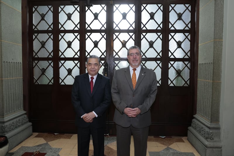El presidente Bernardo Arévalo junto con el aspirante a fiscal general, Néctor Guilebaldo de León.