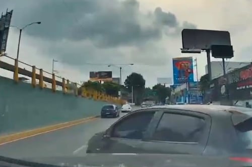 VIDEO. Conductor arrastra a un carro durante pelea por la vía en el bulevar Liberación