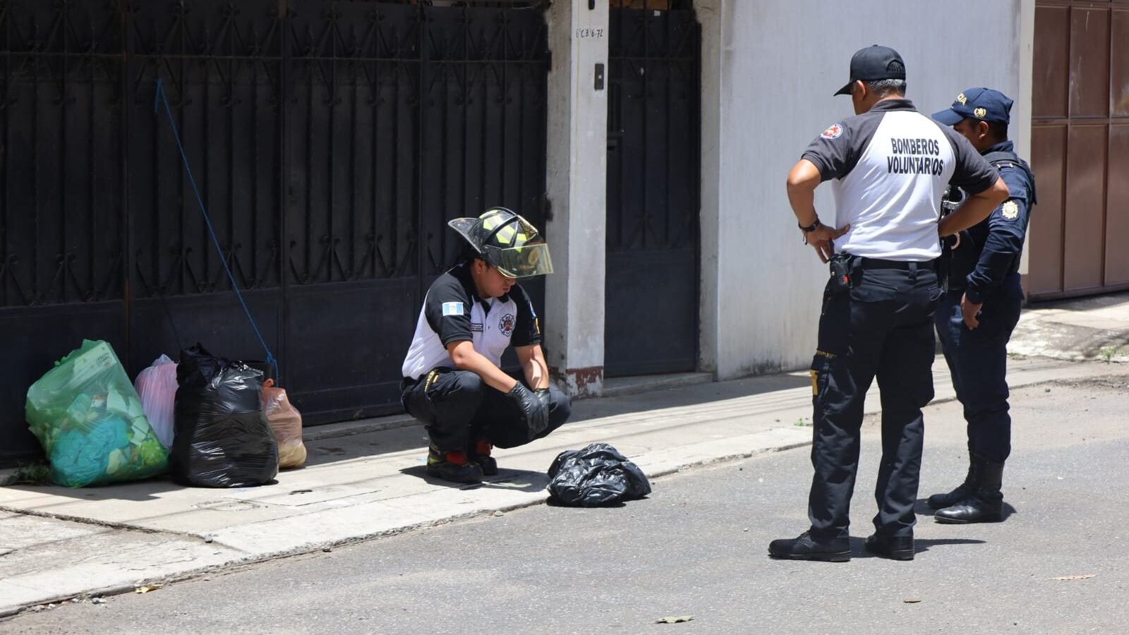 Se localiza el cuerpo sin vida de un recién nacido, en bolsa plástica sobre la 6 calle "B" y 6 avenida Ciudad San Cristóbal zona 8 de Mixco. Foto: CBV