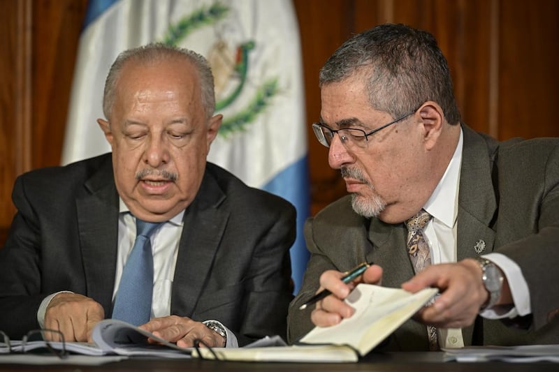 El presidente Bernardo Arévalo junto con el canciller Carlos Martínez.