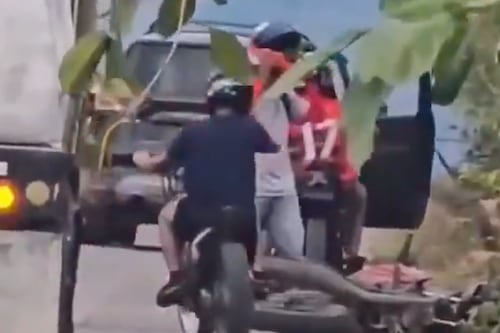 VIDEO. Motociclista se salva de ser arrollado por un cabezal