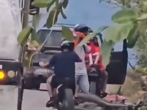 VIDEO. Motociclista se salva de ser arrollado por un cabezal