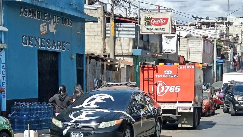 La señal de “no estacionarse” fue pintada en un vehículo en la colonia El Amparo, en la zona 7.