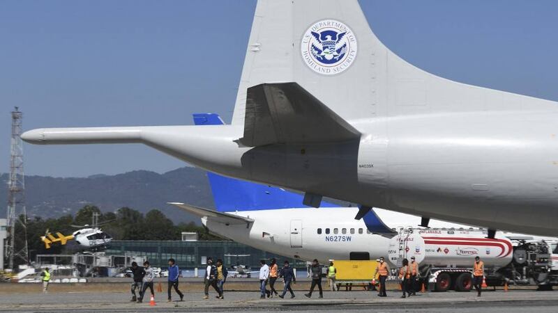 Suspenden vuelo de guatemaltecos retornados de EE. UU. para descartar casos de Covid-19
