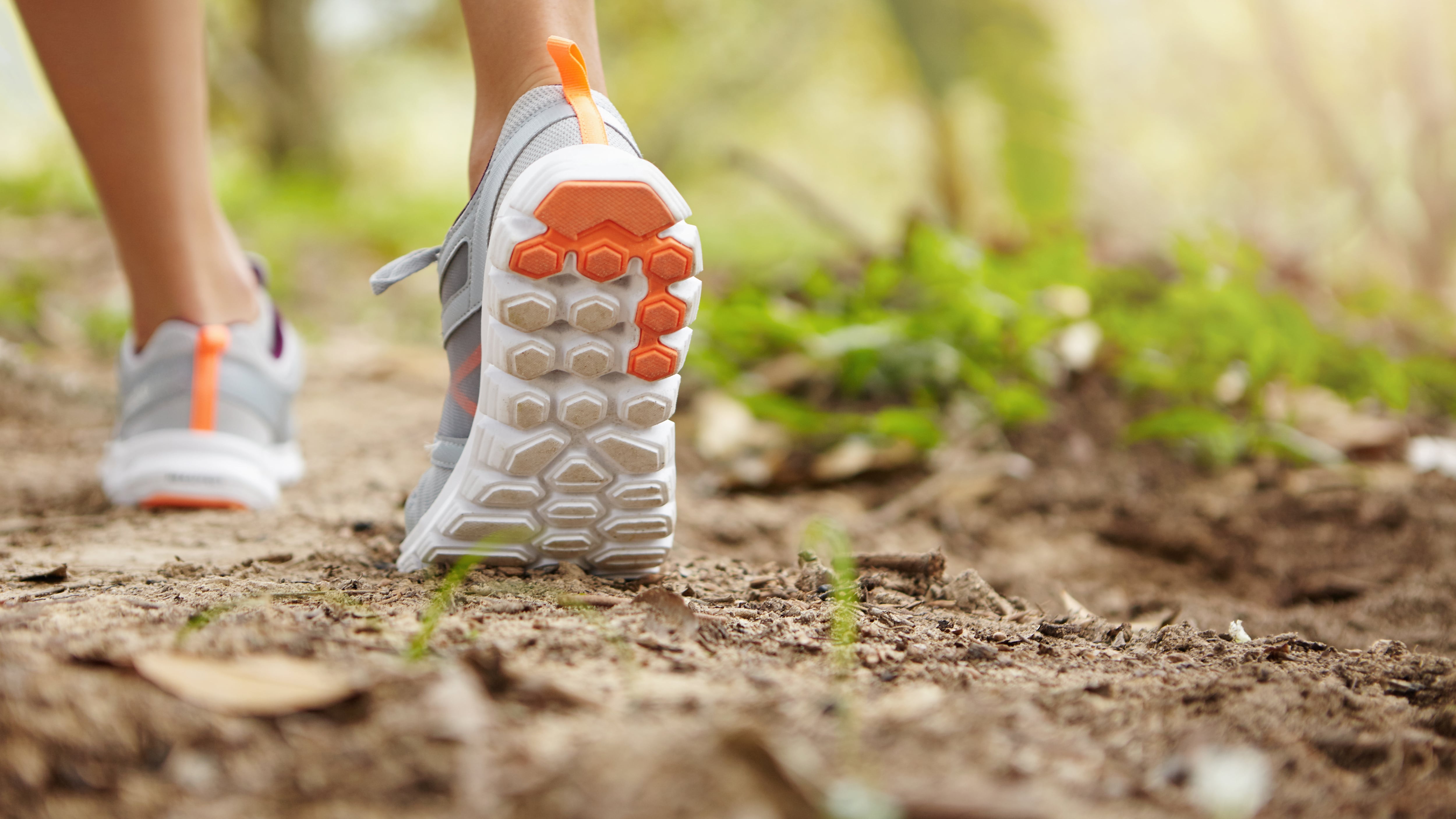 Caminar alrededor de 8,500 pasos diarios puede ayudar a las personas a mantener la pérdida de peso después de una dieta. Foto: Magnific.