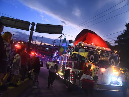 IMÁGENES | Emoción por el primer desfile navideño de los Bomberos Voluntarios
