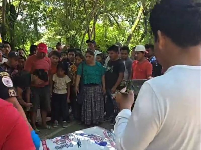 Menor de edad es atropellado mientras iba manejando una moto en Alta Verapaz