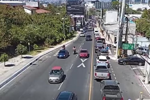 ¡Tráfico colapsado! Automovilistas reportan alta carga vehicular en la 20 Calle y Muxbal