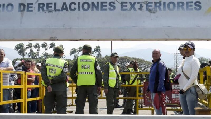 Venezuela refuerza bloqueo de puente fronterizo con Colombia