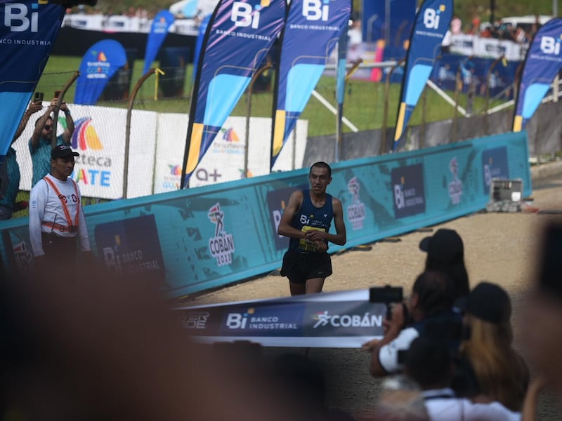 ¡HISTÓRICO! Guatemalteco Alberto González gana el Medio Maratón de Cobán