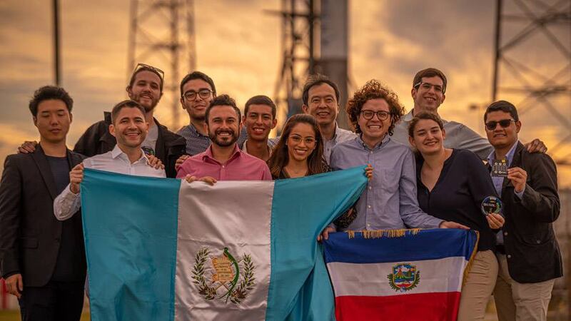 Felicitan al equipo de estudiantes de la UVG tras la hazaña del lanzamiento del "Quetzal 1"