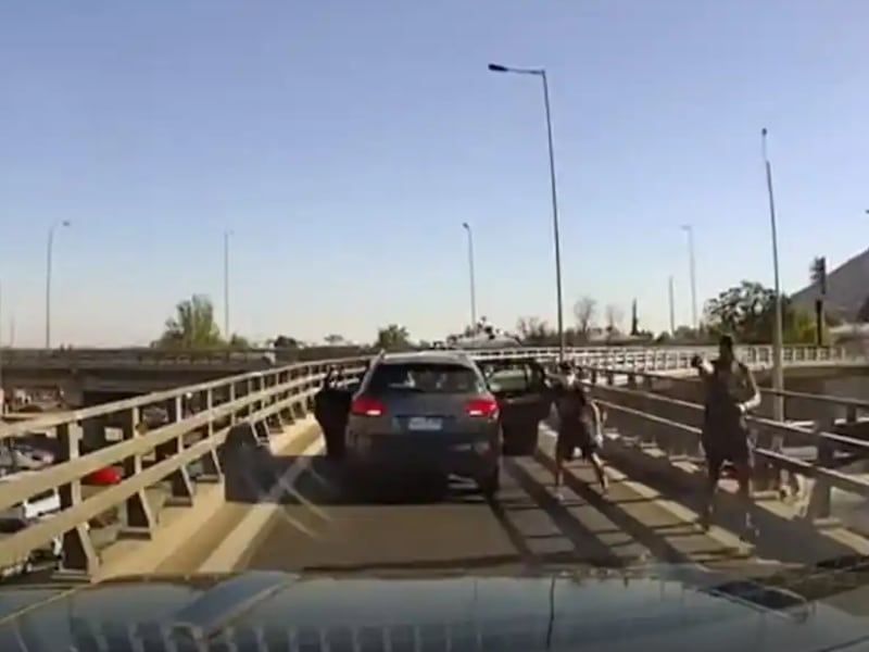 VIDEO: Conductor embiste vehículo de ladrones para evitar ser asaltado