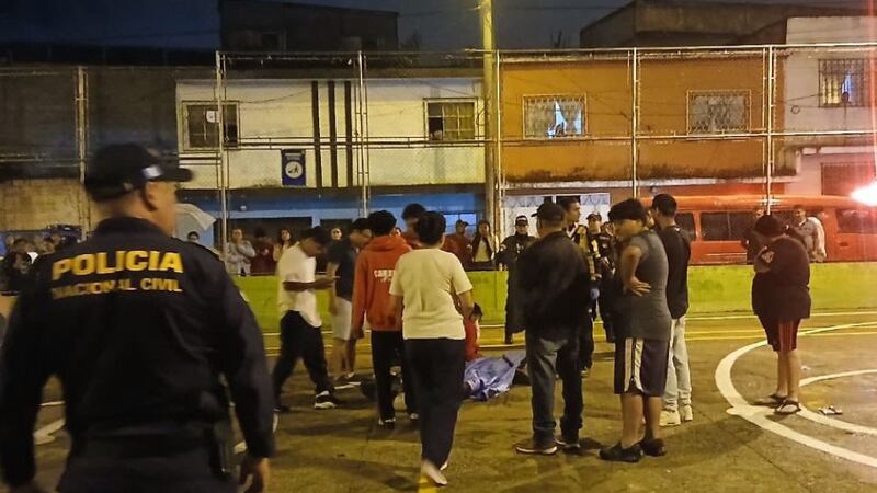 Tres jóvenes son asesinados en cancha de fútbol en zona 6