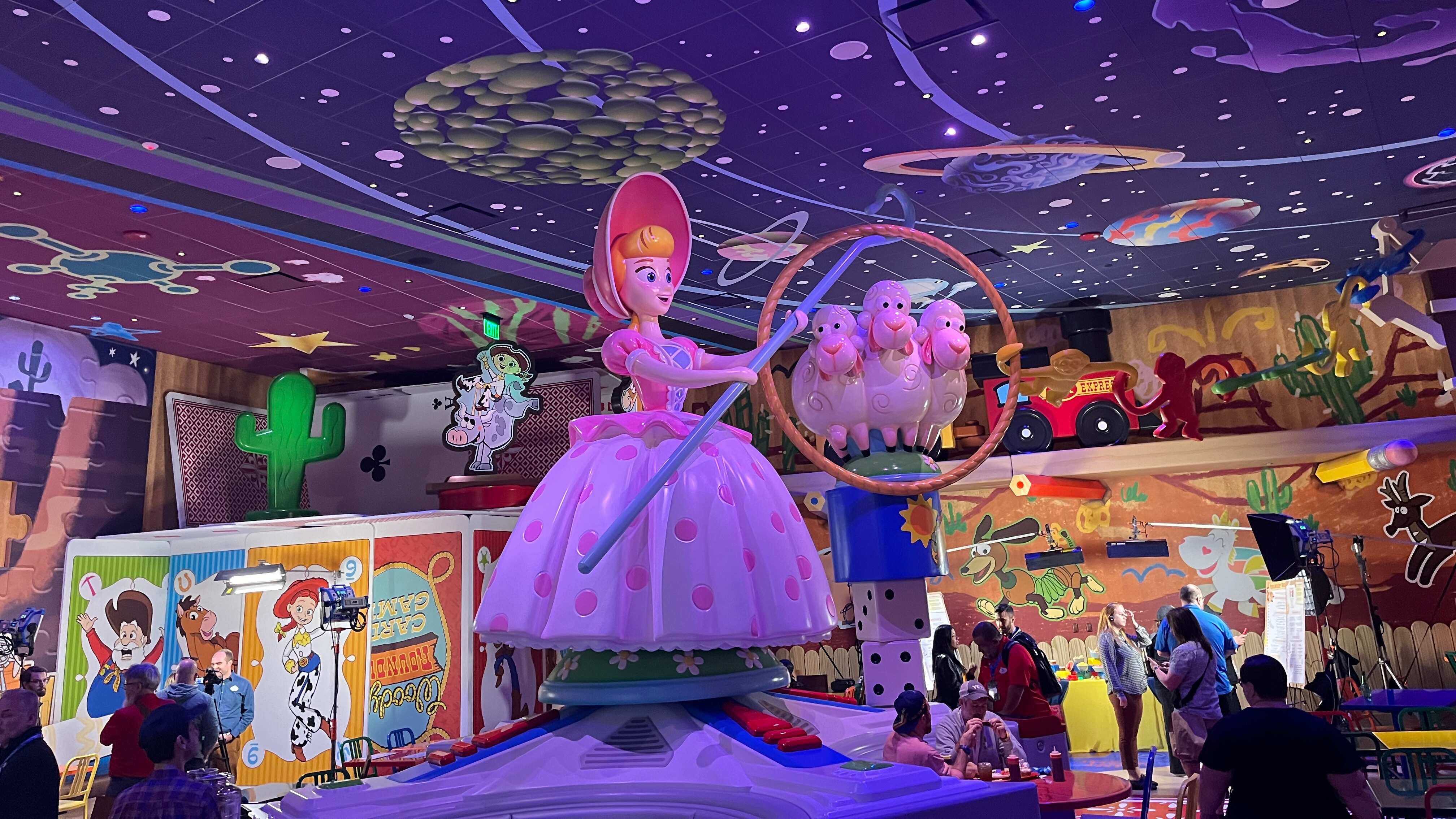 Cuando los visitantes ingresan al lugar se convierten en los juguetes de honor de Andy, encontrándose cara a cara con figuras de su propio tamaño.