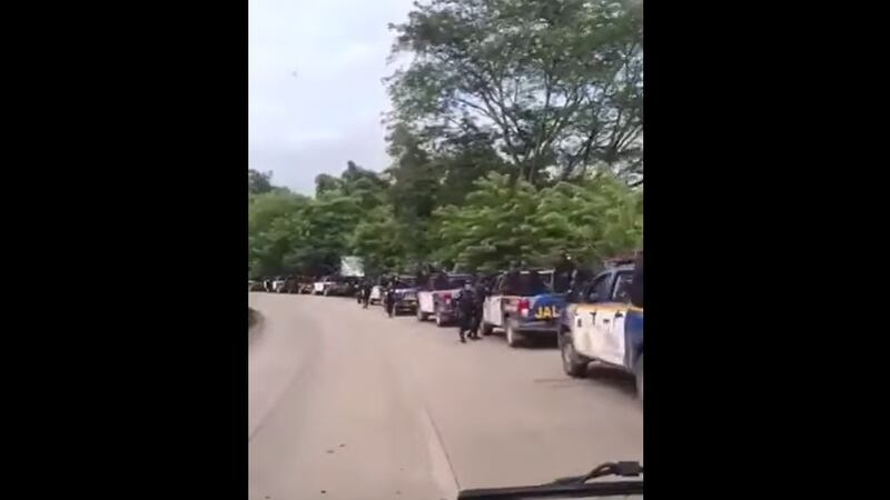 VIDEO | Así es el fuerte despliegue de militares y policías en El Estor