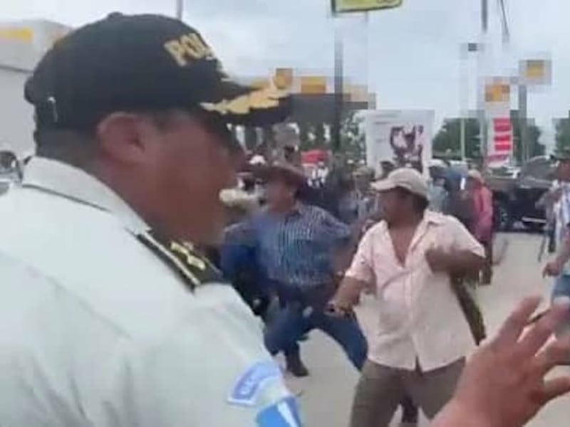Con machete en mano, veteranos militares atacan a agentes de la PNC