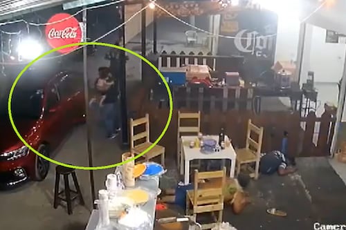 VIDEO: hombre protege a su bebé durante ataque armado a una taquería en Tabasco