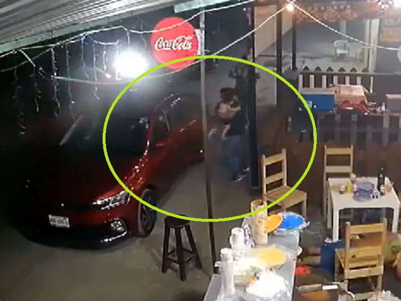VIDEO: hombre protege a su bebé durante ataque armado a una taquería en Tabasco