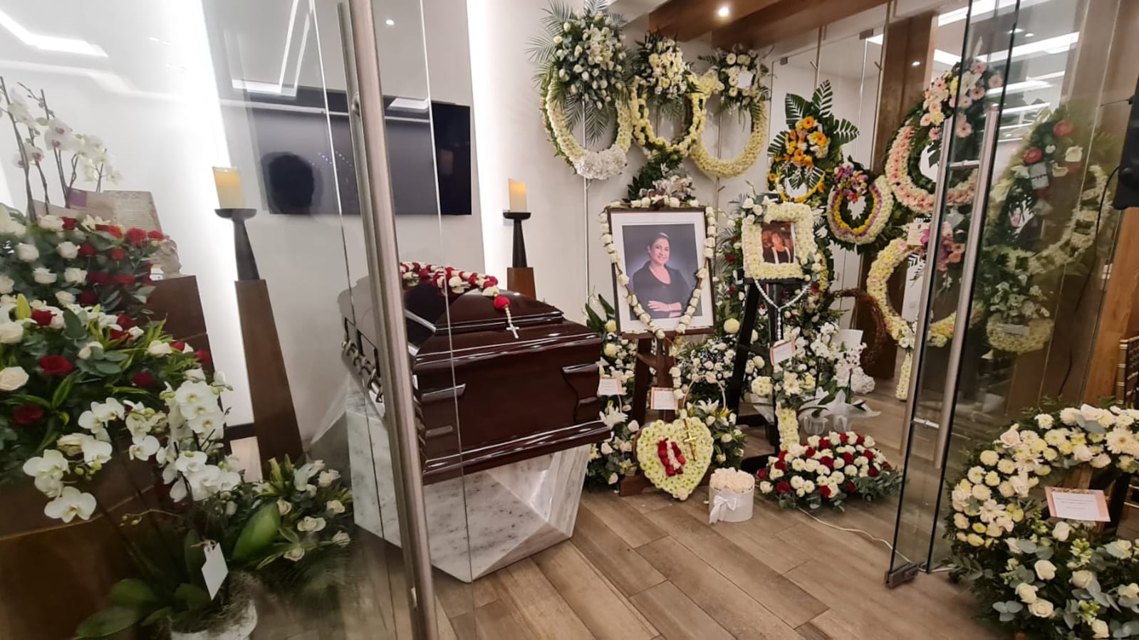 El velatorio se lleva a cabo en las capillas Señoriales de la zona 9. Foto: Stanley Herrarte.