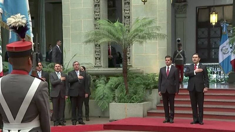 Presidente Jimmy Morales recibe a su homólogo de México en el Palacio Nacional