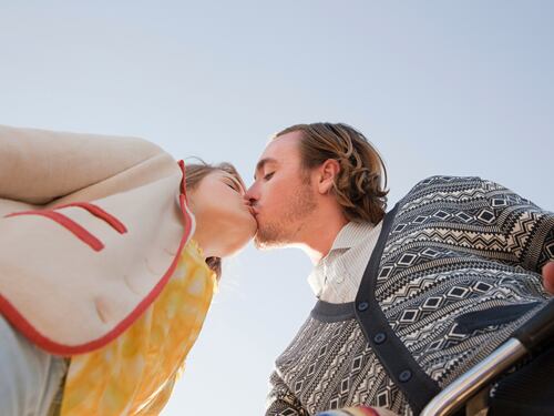 ¿Por qué besar mejora tu salud? Descubre qué le pasa a tu cuerpo y cómo reduce el estrés