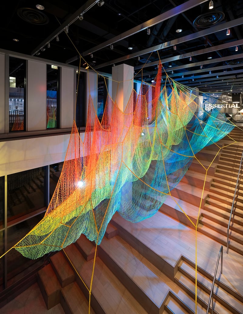 Una instalación suspendida monumental en el Museo MIT traduce complejos datos climáticos en una experiencia visual inmersiva. Foto: Anna Olivella.