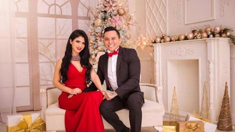 Haters destrozan a Kim Flores por su "horrendo" atuendo en la luna de miel