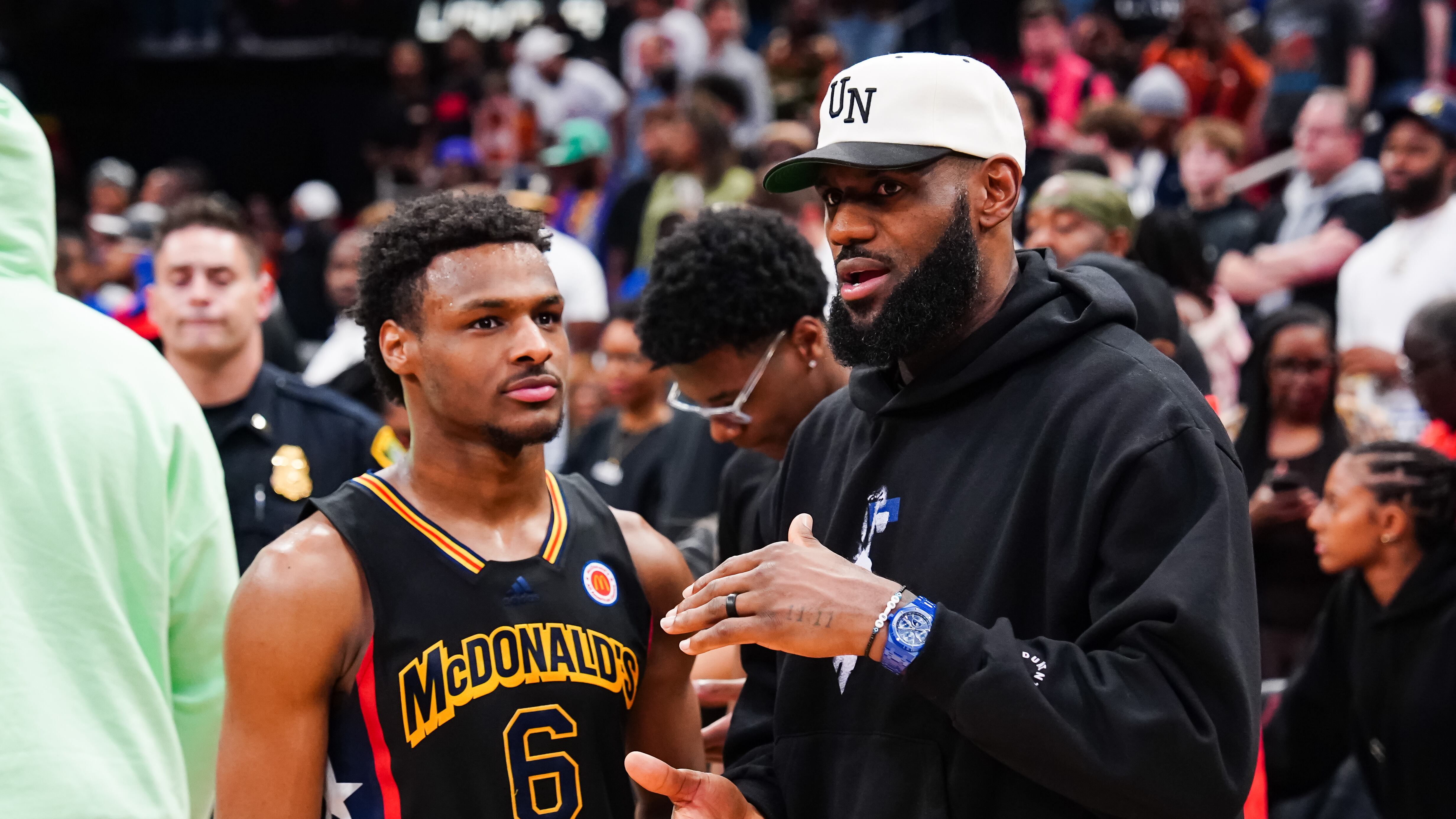 Bronny James y su padre, LeBron. / AFP