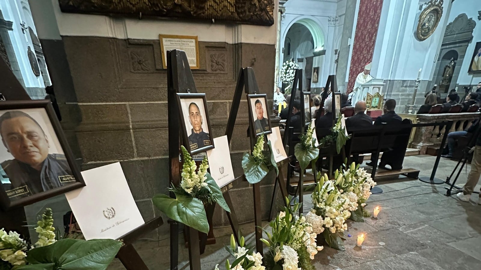 Misa en honor a los 10 policías caídos en cumplimiento del deber. Foto: PNC