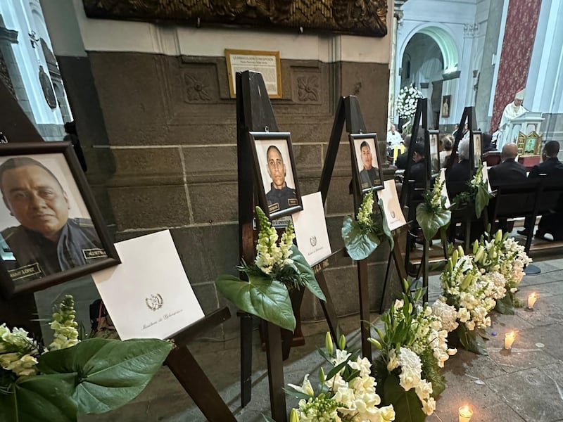 Realizan misa en honor a los 10 policías que fallecieron en cumplimiento del deber