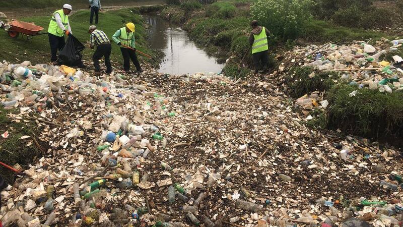 VIDEO: Más de 20 camiones de basura y plásticos son extraídos durante limpieza de río