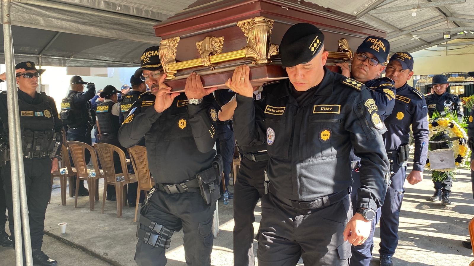 Policías de Izabal durante el homenaje fúnebre al agente Mateo Fernando Juc.