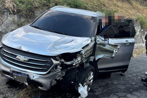 VIDEO. Conductor se sale de la pista y arrolla a dos motoristas en la RN-14