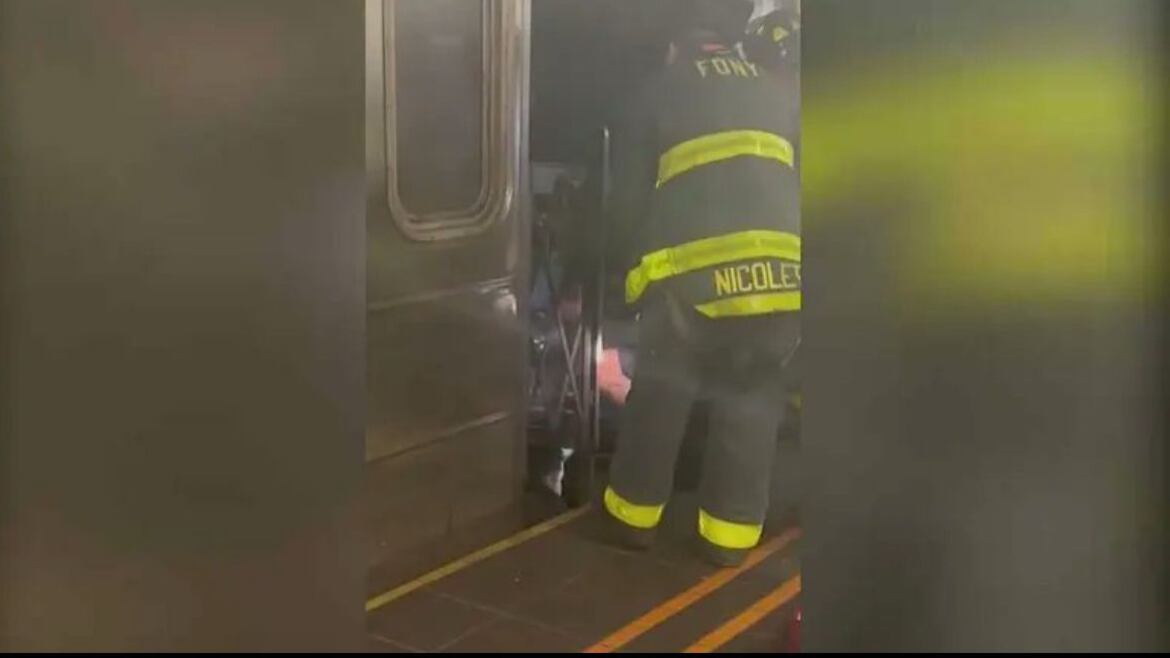 Hallan cadáver entre vagones del metro de Nueva York
Presumen que practicaba “subway surfing”