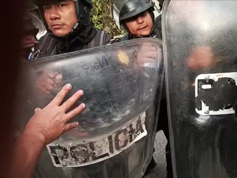 VIDEO. Tensión entre manifestantes y PNC en Alta Verapaz