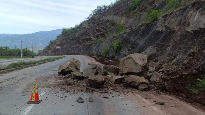 La Conred reportó un derrumbe a la altura del kilómetro 76 de la ruta al Atlántico. Foto: Conred.