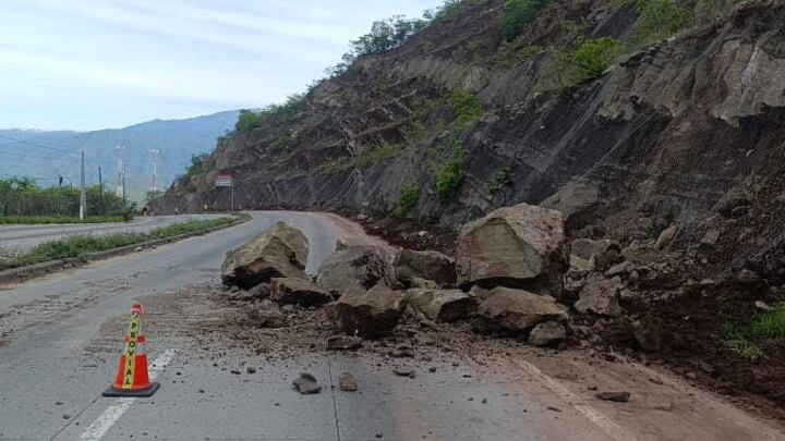 La Conred reportó un derrumbe a la altura del kilómetro 76 de la ruta al Atlántico. Foto: Conred.