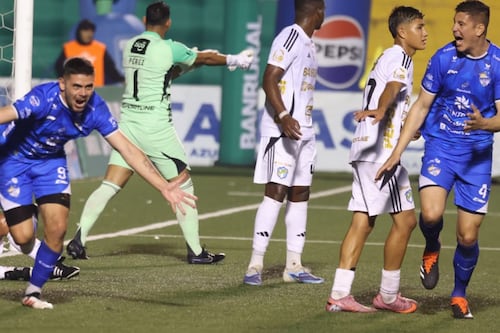 Comunicaciones pierde ante Cobán y no sale de zona del descenso